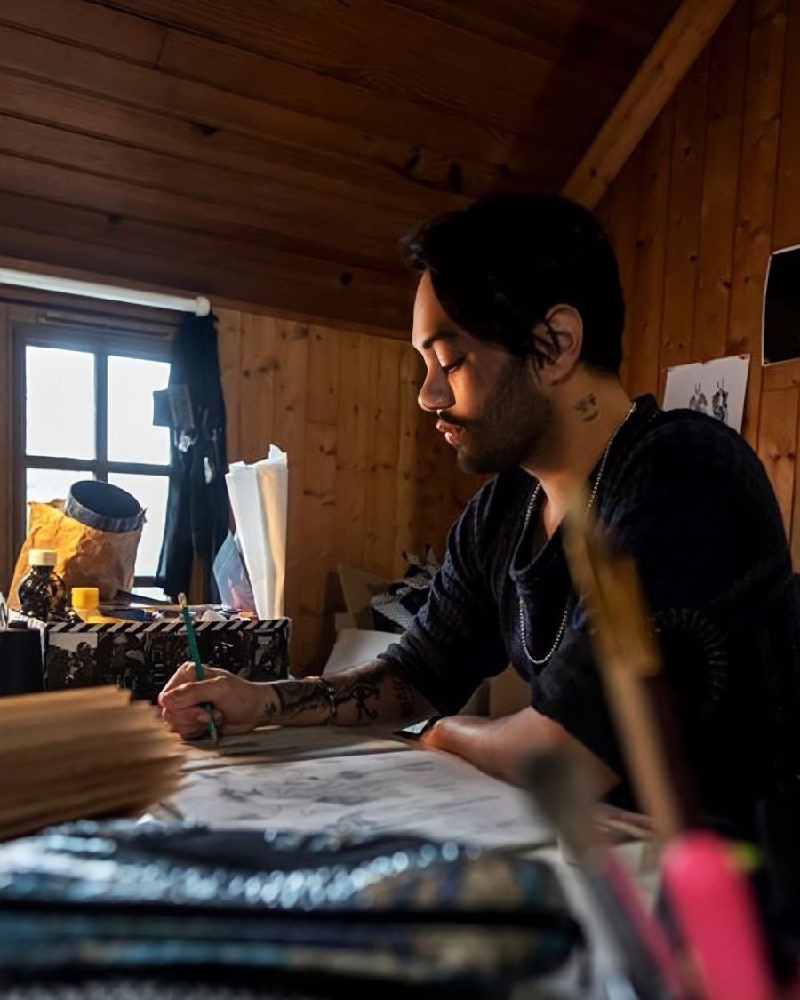 Karl Wan dessinant dans son atelier